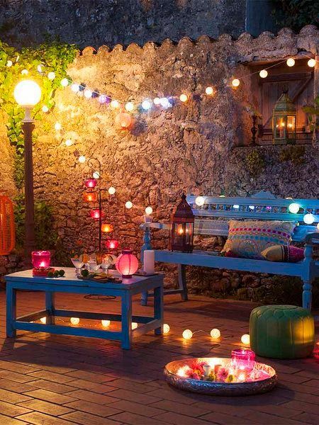 Ambiente con guirnaldas en el jardín