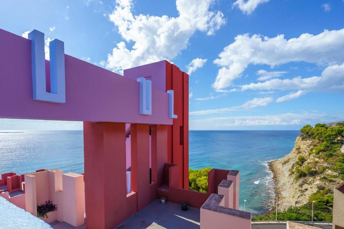 La Muralla Roja de Ricardo Bofill, el edificio de diseño donde te puedes alojar en Calpe